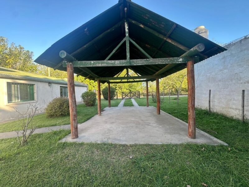 Casa con Departamento y amplio parque, General Belgrano
