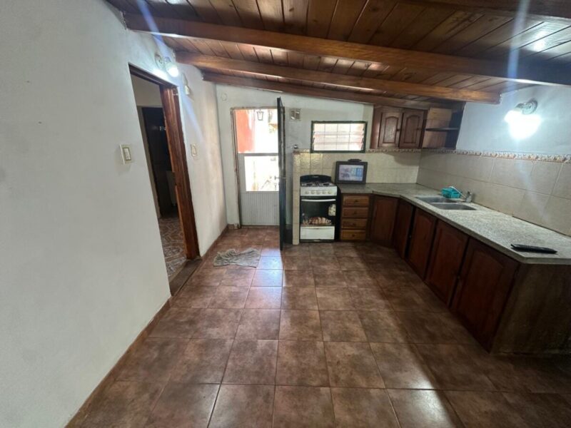 Casa con Departamento y amplio parque, General Belgrano