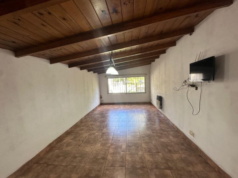 Casa con Departamento y amplio parque, General Belgrano